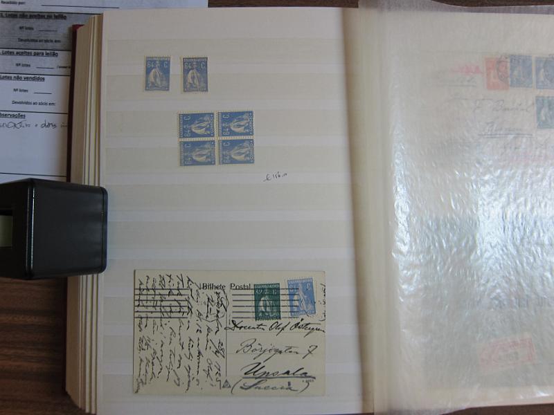 0007 (40).JPG -     Lote:    7      Ceres      Lotes Especiais       Descrição:         1924/26 &mdash; Ceres. Novas taxas e cores. Colecção em classificador, com selos novos e usados, simples e em múltiplos. Série em quadras, Variedades de clichés e erros. Inclui 7 provas e 37 exemplares, entre cartas e postais ilustrados, em todas as taxas, com excepção dos valores de 10E e 20E. 95% dos selos novos em excelente estado sem sinal de charneira. Todas as cartas de grande qualidade e em bom estado de conservação. Acompanham muitos desenhos de autoria de Eduardo Silva. Valor de catálogo dos selos novos de &euro; 32.000,00.        Lote       Valor Base:     &euro; 8.000,00     Valor Venda:     &euro; 8.000,00     
